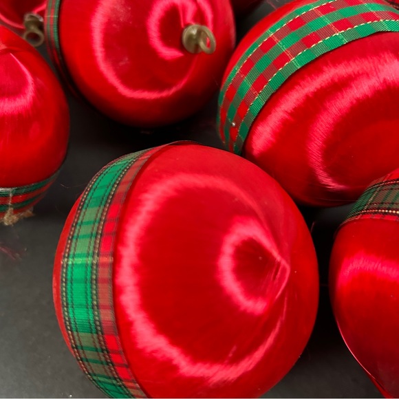 Lot of 12 Vintage Satin Spun Christmas Ornaments Red Balls with Ribbon - Picture 13 of 16